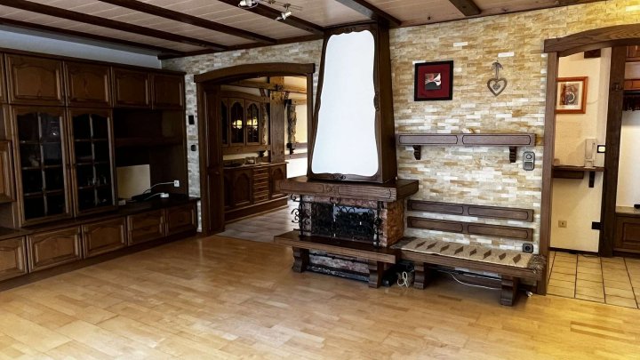 Gemeinsam Leben, getrennt wohnen! Zweifamilienhaus mit Garten und 2 Garagen zu verkaufen!