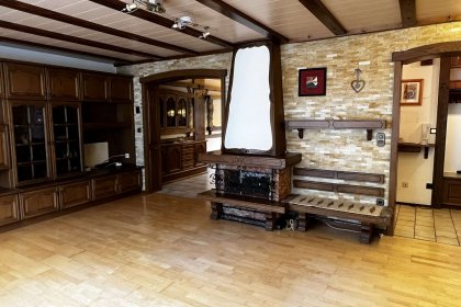 Wohnzimmer im EG Kamin mit Elektrolicht