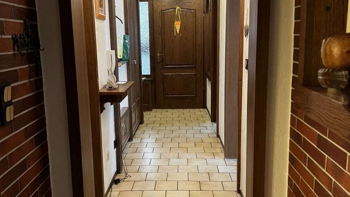 Gemeinsam Leben, getrennt wohnen! Zweifamilienhaus mit Garten und 2 Garagen zu verkaufen!