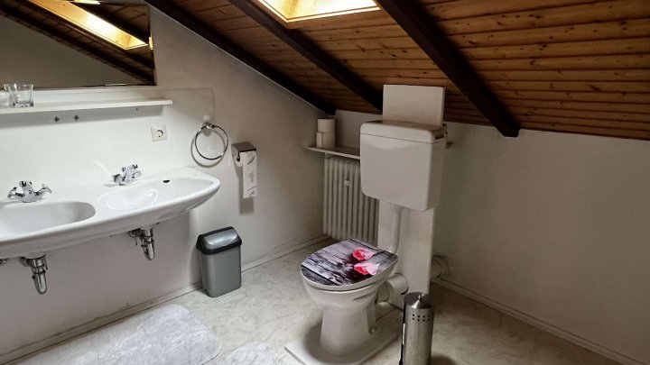 Gemeinsam Leben, getrennt wohnen! Zweifamilienhaus mit Garten und 2 Garagen zu verkaufen!