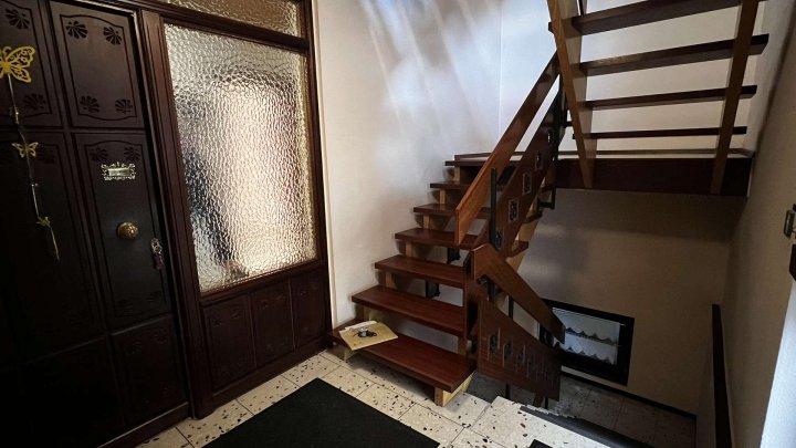 Gemeinsam Leben, getrennt wohnen! Zweifamilienhaus mit Garten und 2 Garagen zu verkaufen!