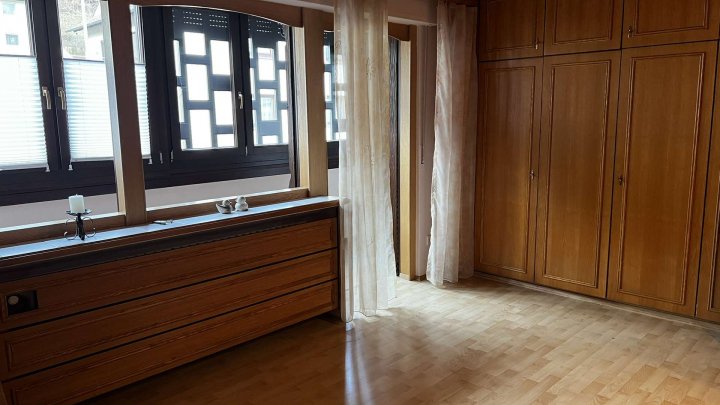 Gemeinsam Leben, getrennt wohnen! Zweifamilienhaus mit Garten und 2 Garagen zu verkaufen!