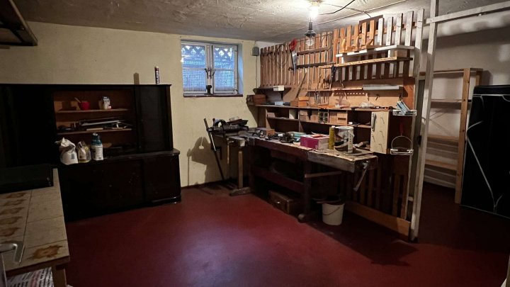 Gemeinsam Leben, getrennt wohnen! Zweifamilienhaus mit Garten und 2 Garagen zu verkaufen!