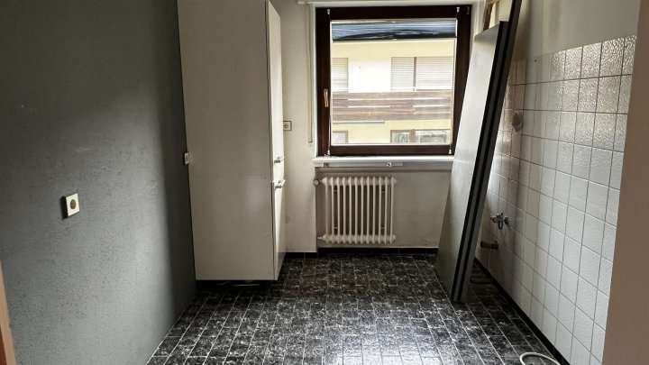 Gemeinsam Leben, getrennt wohnen! Zweifamilienhaus mit Garten und 2 Garagen zu verkaufen!