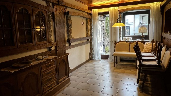 Gemeinsam Leben, getrennt wohnen! Zweifamilienhaus mit Garten und 2 Garagen zu verkaufen!