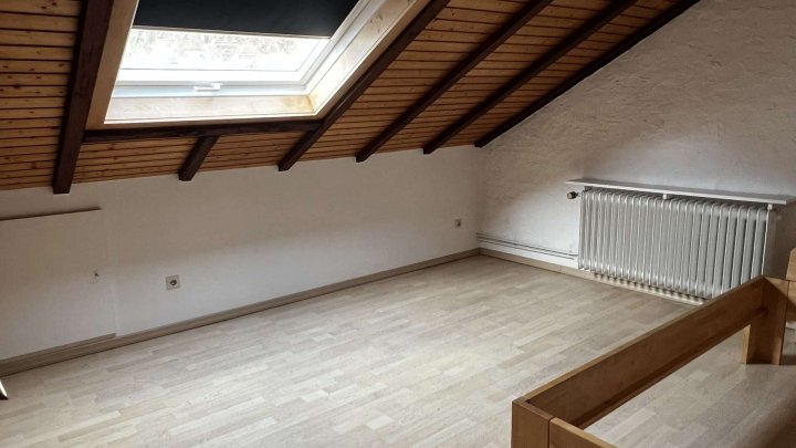 Gemeinsam Leben, getrennt wohnen! Zweifamilienhaus mit Garten und 2 Garagen zu verkaufen!