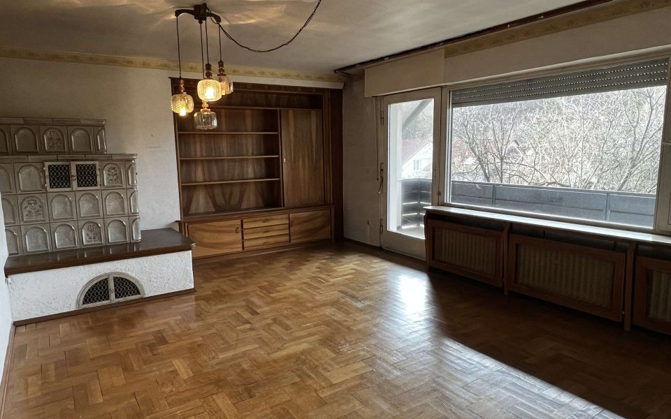 Wohnzimmer mit Kachelofen