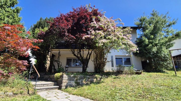 Schönes Haus mit Traumaussicht, Einliegerwohnung, schönem Garten und Garage zu verkaufen!!