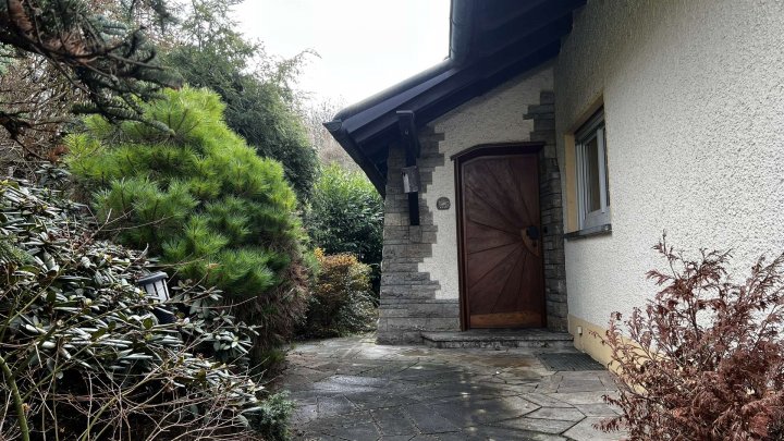 Schönes Haus mit Traumaussicht, Einliegerwohnung, schönem Garten und Garage zu verkaufen!!