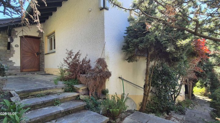 Schönes Haus mit Traumaussicht, Einliegerwohnung, schönem Garten und Garage zu verkaufen!!