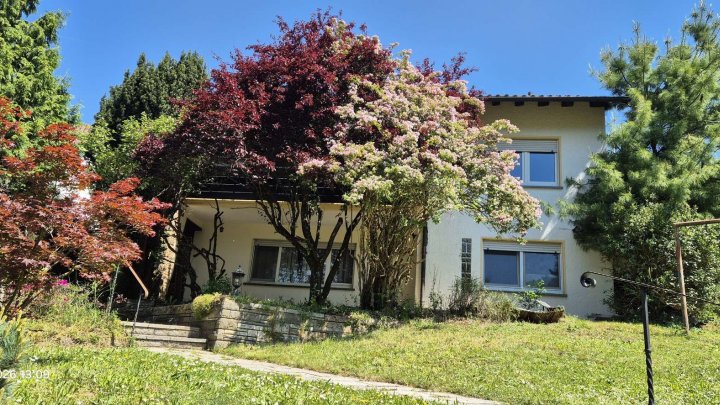 Schönes Haus mit Traumaussicht, Einliegerwohnung, schönem Garten und Garage zu verkaufen!!