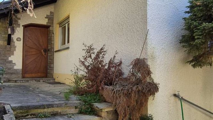 Schönes Haus mit Traumaussicht, Einliegerwohnung, schönem Garten und Garage zu verkaufen!!