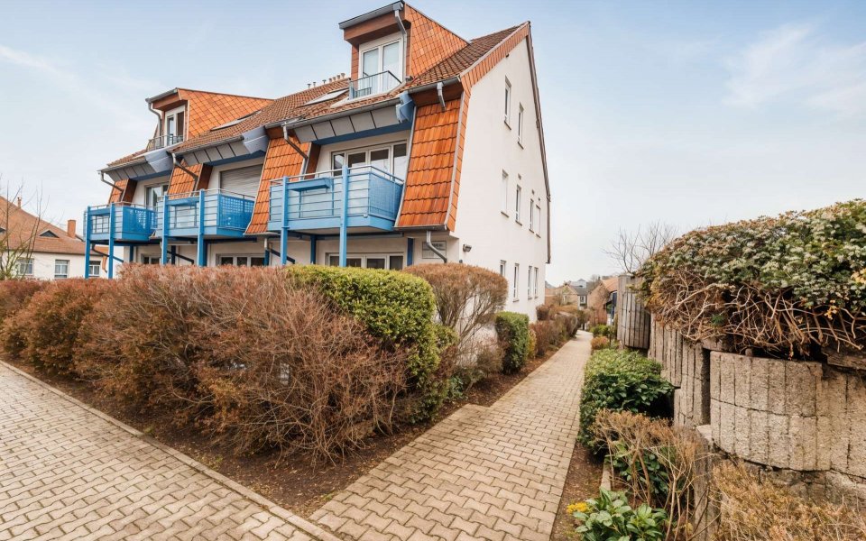 Außenansicht Zugang Straße