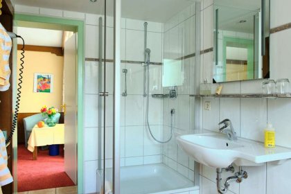 Bad mit Dusche und Wanne