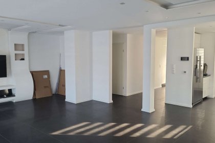 großer Wohnbereich mit offener Küche 