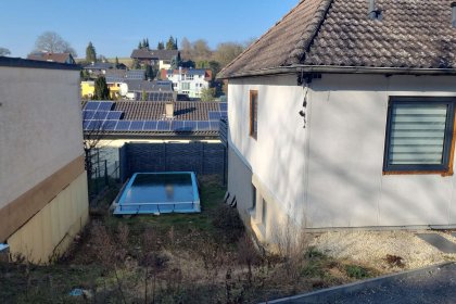Gartenanlage mit Pool unfertig
