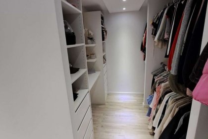 Begehbarer Kleiderschrank UG mit Schränken