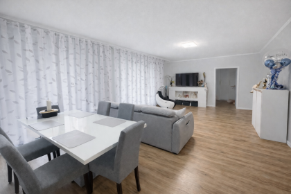 Wohn/Essbereich mit Zugang zur Terrasse und Garten