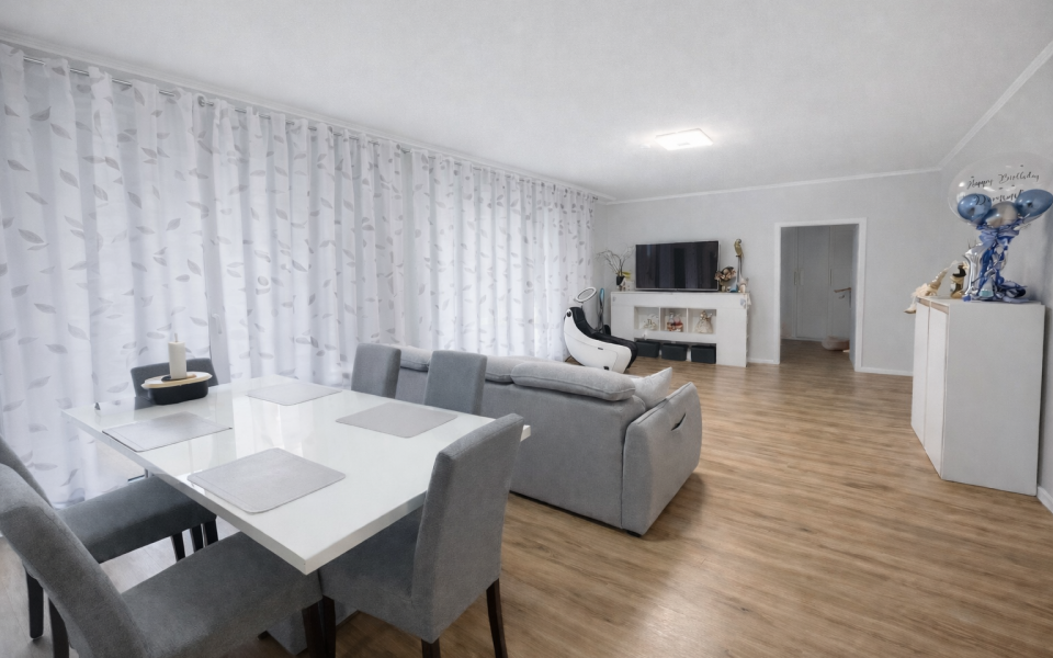 Wohn/Essbereich mit Zugang zur Terrasse und Garten