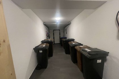 Separater Raum für Mülleimer/ Hausmeister Service 