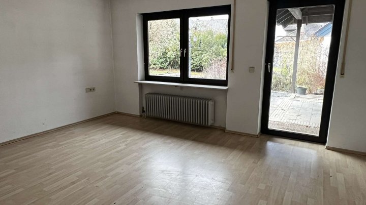 Rohdiamant braucht Feinschliff! Schönes Haus - renovierungsbedürftig zu verkaufen.