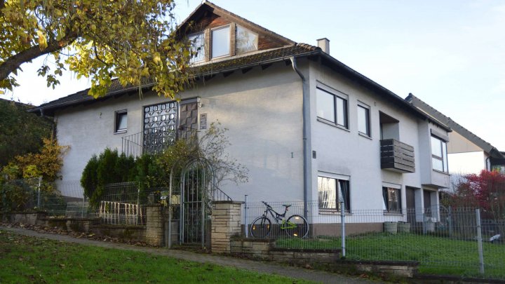 Rohdiamant braucht Feinschliff! Schönes Haus - renovierungsbedürftig zu verkaufen.