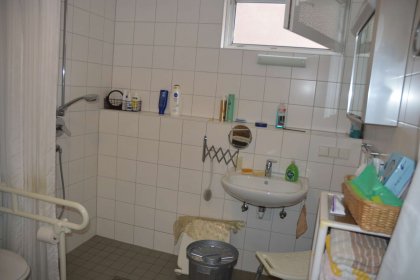 Badezimmer mit großer begehbarer Dusche