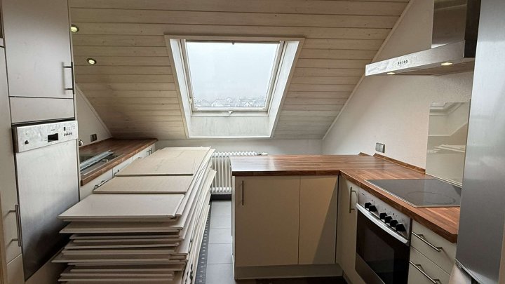 Sensationelles Potenzial im DG, 3 Zimmerwohnung mit Loggia, Gartenanteil & Garage