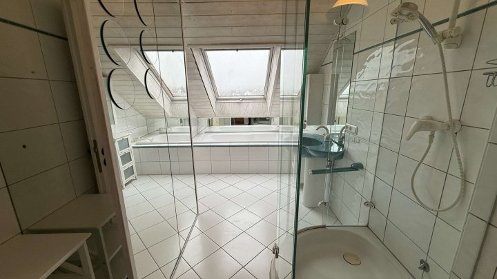 Sensationelles Potenzial im DG, 3 Zimmerwohnung mit Loggia, Gartenanteil & Garage