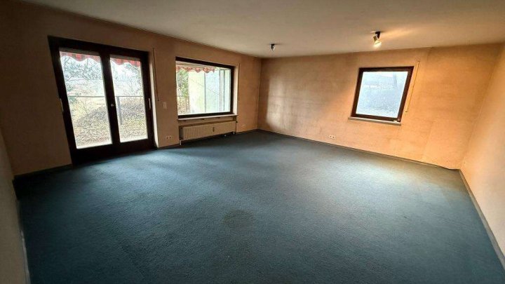 Sanierungsbedürftiges Fertighaus mit Einliegerwohnung, Sauna & Doppelgarage in Hanglage zu verkaufen