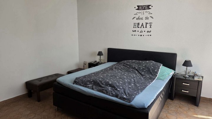 Attraktives Zweifamilienhaus mit großem Grundstück, PV-Anlage & Ausbaupotenzial in ruhiger Lage