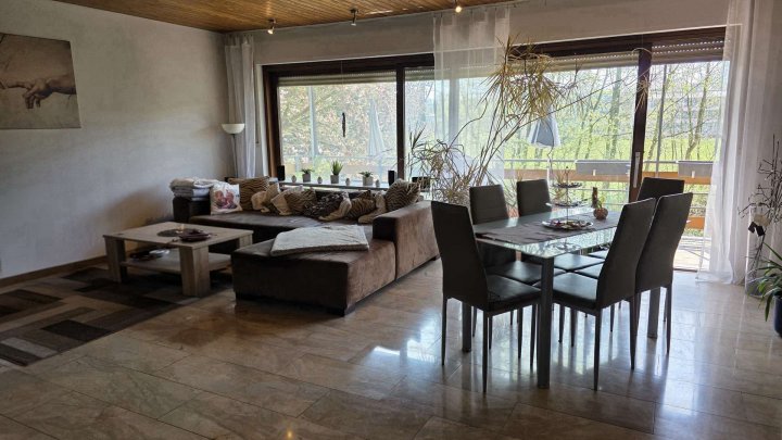 Attraktives Zweifamilienhaus mit großem Grundstück, PV-Anlage & Ausbaupotenzial in ruhiger Lage