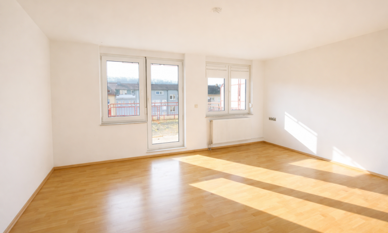 Helle und neu sanierte 3- Zimmer Whg. mit großer Dachterrasse und Stellplatz in zentraler Lage