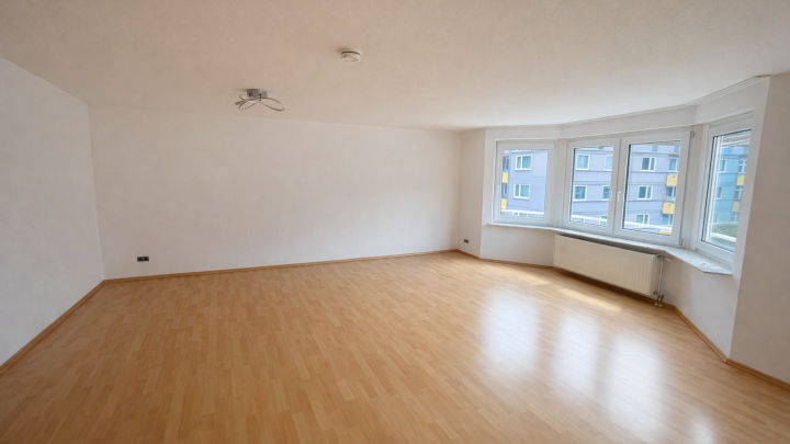 Helle und neu sanierte 3- Zimmer Whg. mit großer Dachterrasse und Stellplatz in zentraler Lage