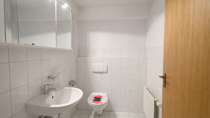 Helle und neu sanierte 3- Zimmer Whg. mit großer Dachterrasse und Stellplatz in zentraler Lage