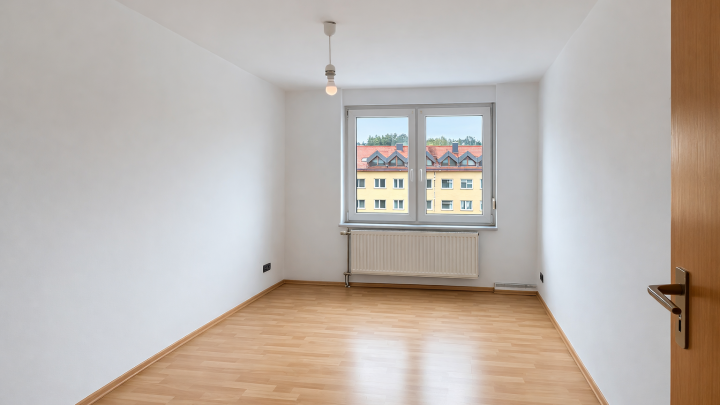 Helle und neu sanierte 3- Zimmer Whg. mit großer Dachterrasse und Stellplatz in zentraler Lage