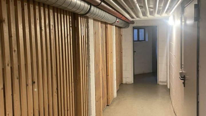 Helle und neu sanierte 3- Zimmer Whg. mit großer Dachterrasse und Stellplatz in zentraler Lage