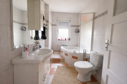 EG: Badezimmer mit Wanne