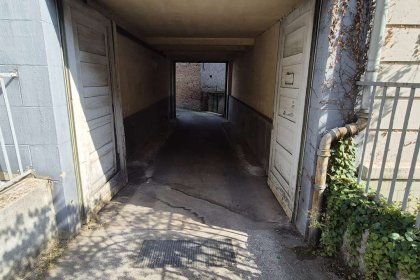 Durchfahrt zu den Stellplätzen