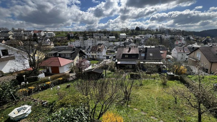 Charmantes freistehendes Einfamilien-Haus mit Einliegerwohnung und fantastischer Aussicht!!