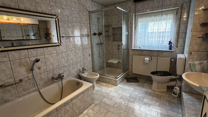 Charmantes freistehendes Einfamilien-Haus mit Einliegerwohnung und fantastischer Aussicht!!