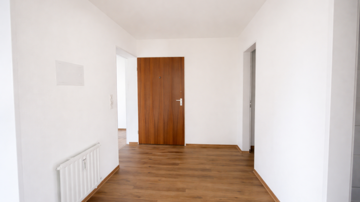 Erstbezug nach Sanierung: Helle 2-Zimmer-Wohnung mit Südbalkon, EBK & Tiefgarage in Top-Lage