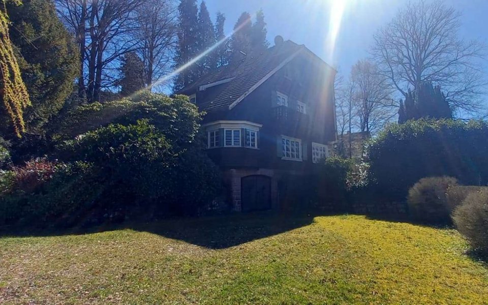 Hausansicht mit Vorplatz