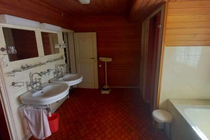 Badezimmer mit Doppelwaschbecken